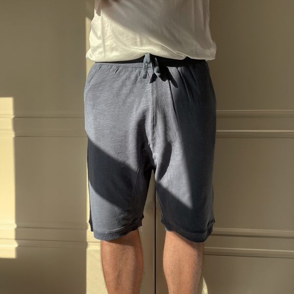 Staubblaue Mudra Shorts, Bild von Yogakleidung, die bei Yoga Nest erhältlich ist. Entdecke unsere Kollektion für einen schicken und bequemen Look während deiner Yogapraxis.