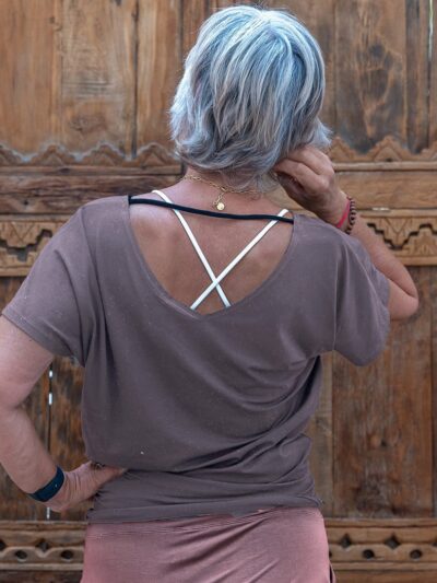 Anthracite t-shirt, cinched at the hips with a low back.