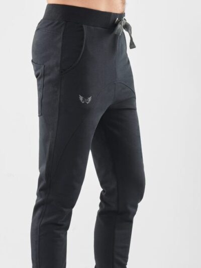 Jambes d'homme portant un pantalon jogging de sport noir avec logo Renegade Guru