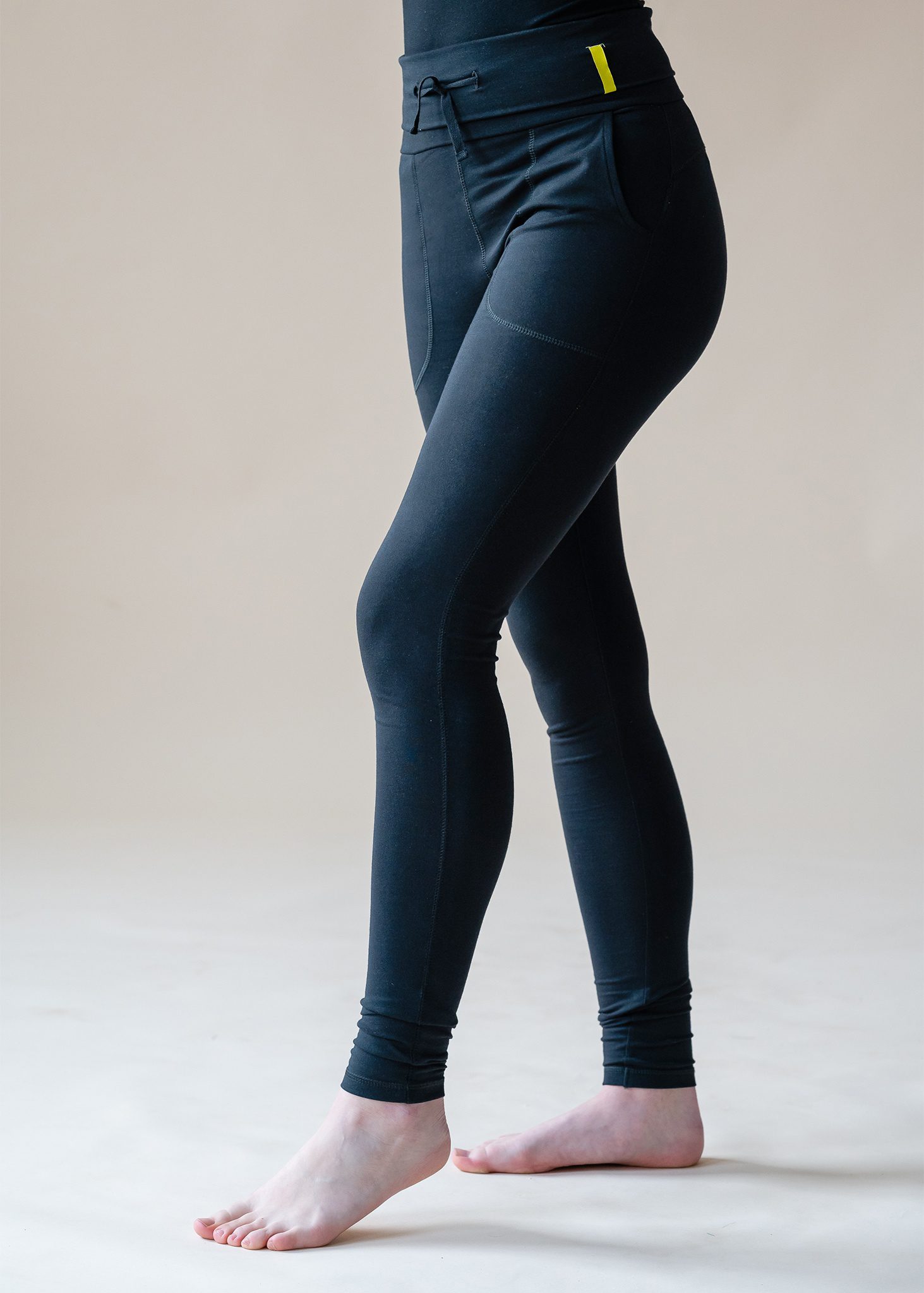 Fitted black leggings for sports.
