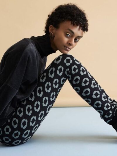 Femme portant un legging à motifs géométriques.