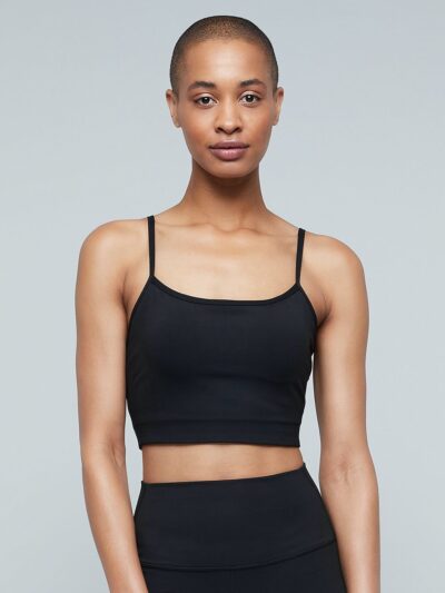 Yogi avec brassière noire à bretelles et legging noir