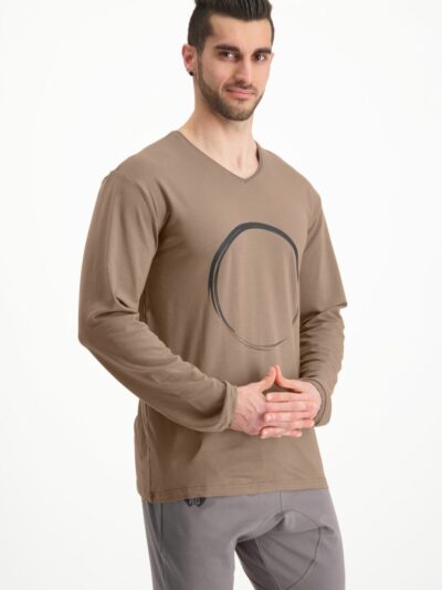 Homme portant en haut un t-shirt à manches longues à col V beige avec un imprimé mandala de couleur noir