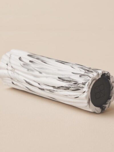 Rouleau de massage des points trigger en mousse blanc et noir avec reliefs ondulés en vagues