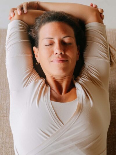 Femme détendue allongée sur un tapis de yoga