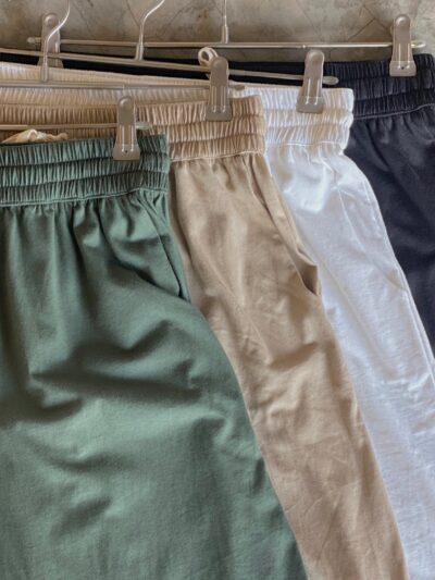 4 loose-fit cotton shorts in khaki green, beige, white, and charcoal.