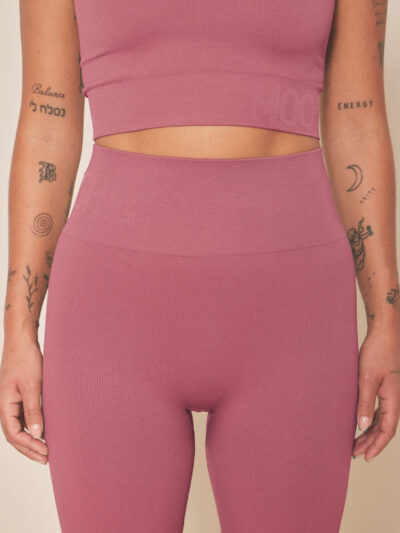 femme qui porte un legging et une brassière rose