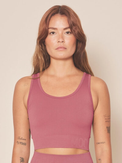 femme qui porte un legging et une brassière rose