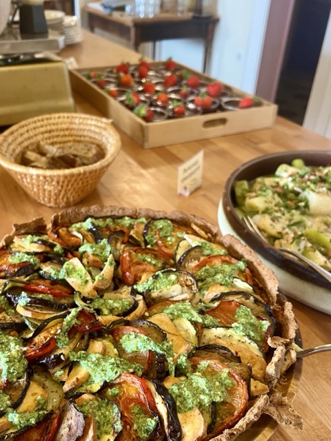 Grilled vegetable tart with green sauce